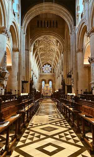 Hop off at Oxford attractions, museums, and landmarks with a hop-on hop-off bus tour – Convenient stops and sightseeing in 2026