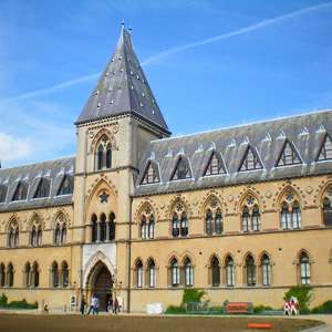 Visit Oxford from a Hop-On Hop-Off sightseeing bus – Explore landmarks and attractions in 2025 Hop on the open-top bus in Oxford, United Kingdom – Discover top attractions, monuments, and hidden gems with a hop-on hop-off tour in 2025